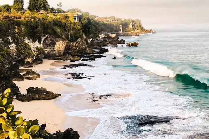 8 Pantai di Bali yang Terkenal untuk Liburan Sekolah